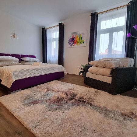 Velke Studio Na Velkem Namesti S Vybavenou Kuchyni Градец-Кралове Экстерьер фото