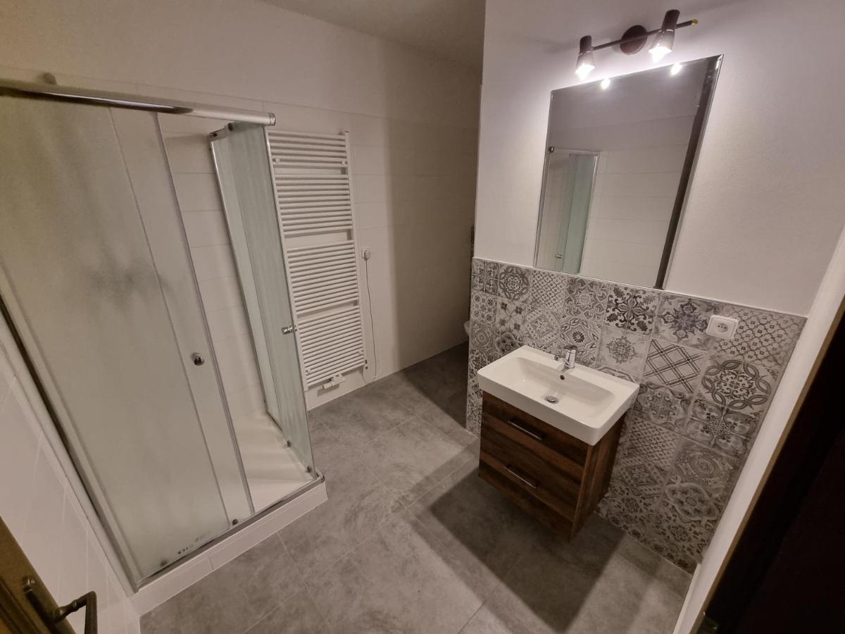 Velke Studio Na Velkem Namesti S Vybavenou Kuchyni Градец-Кралове Экстерьер фото