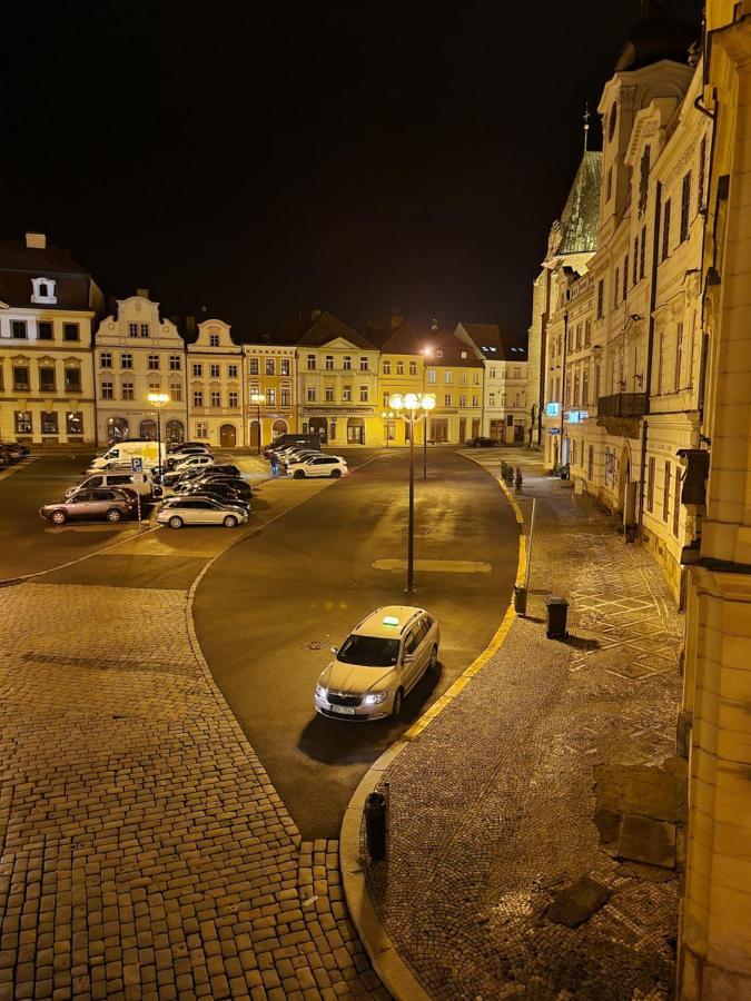 Velke Studio Na Velkem Namesti S Vybavenou Kuchyni Градец-Кралове Экстерьер фото